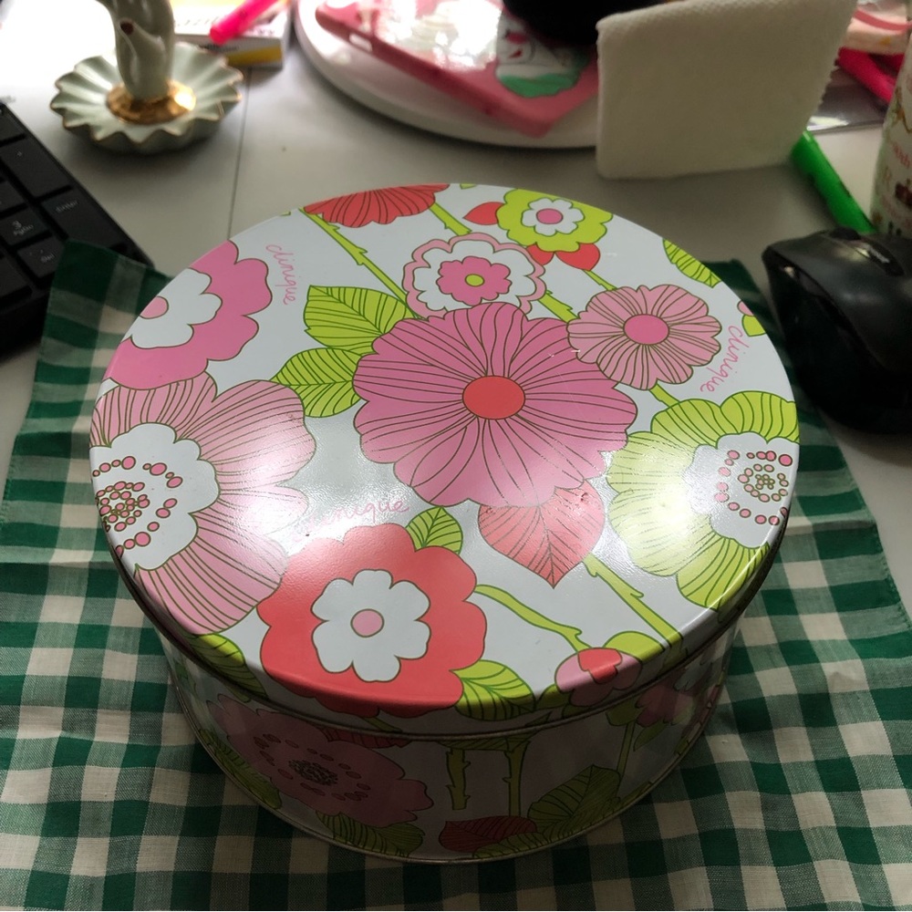 Clinique flower 🌸 power round tin.